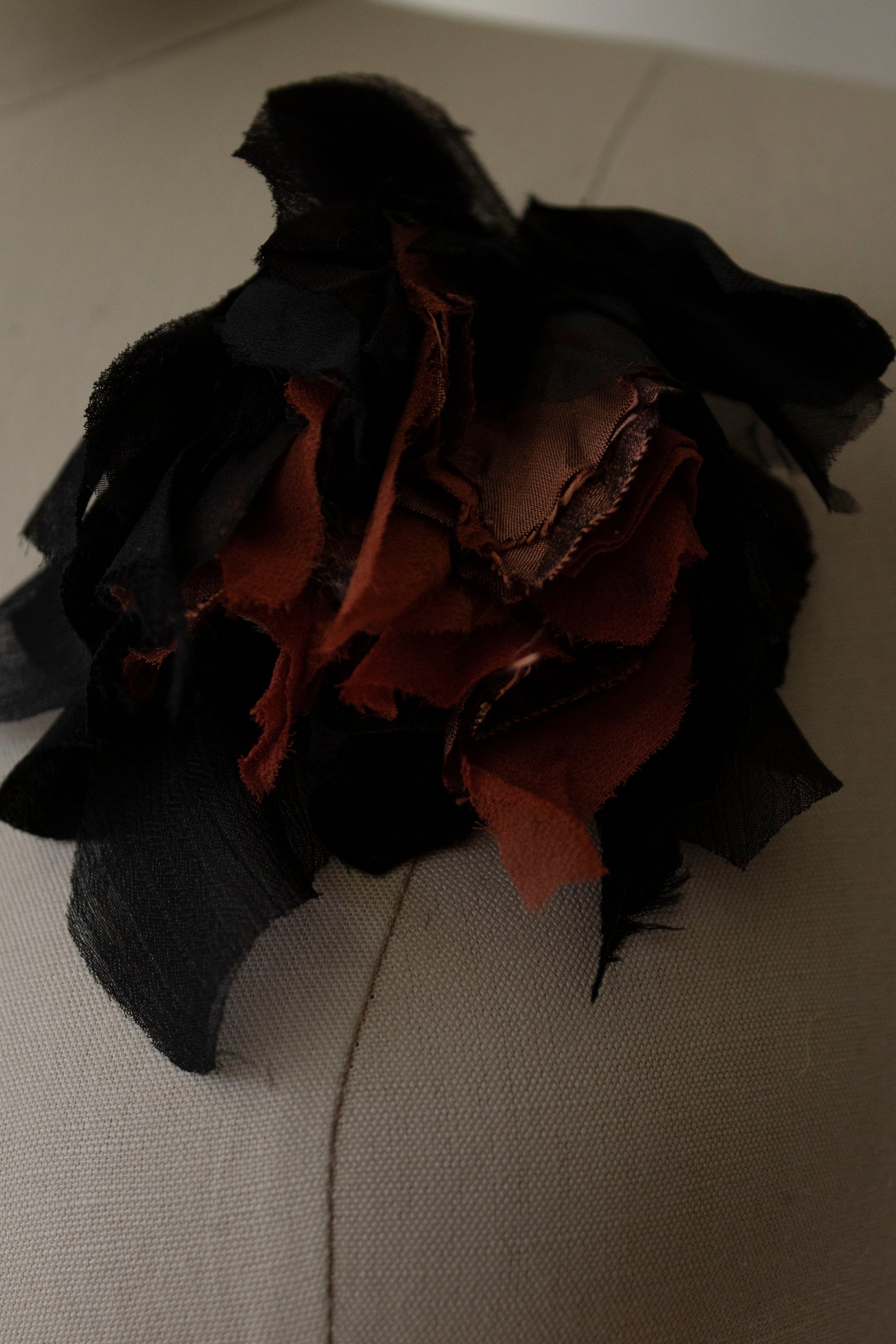 N° 184 falling flower brooch - kaji black - L (made to order)