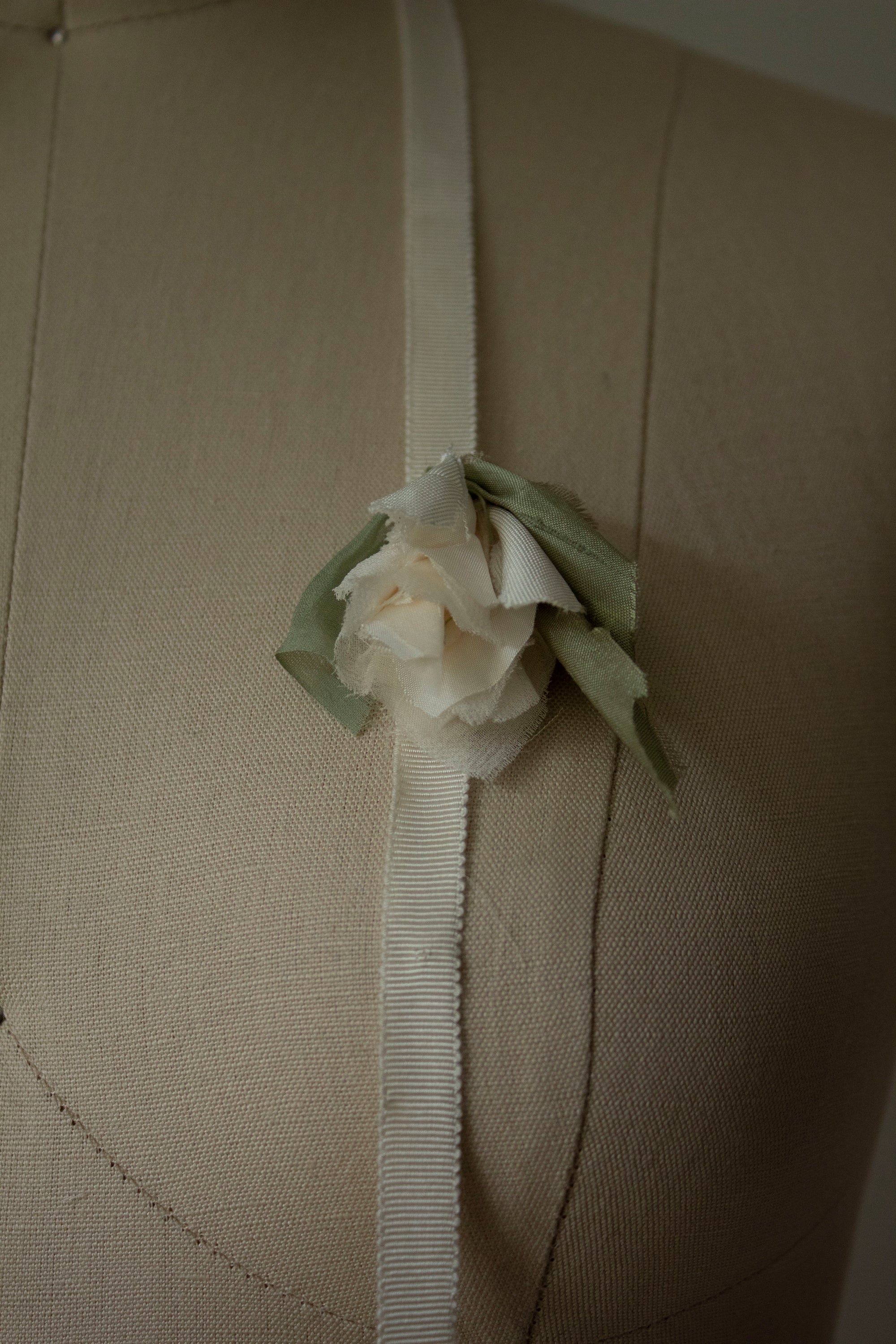 N° 277 baby falling flower necklace - ivory/cream - S (made to order)