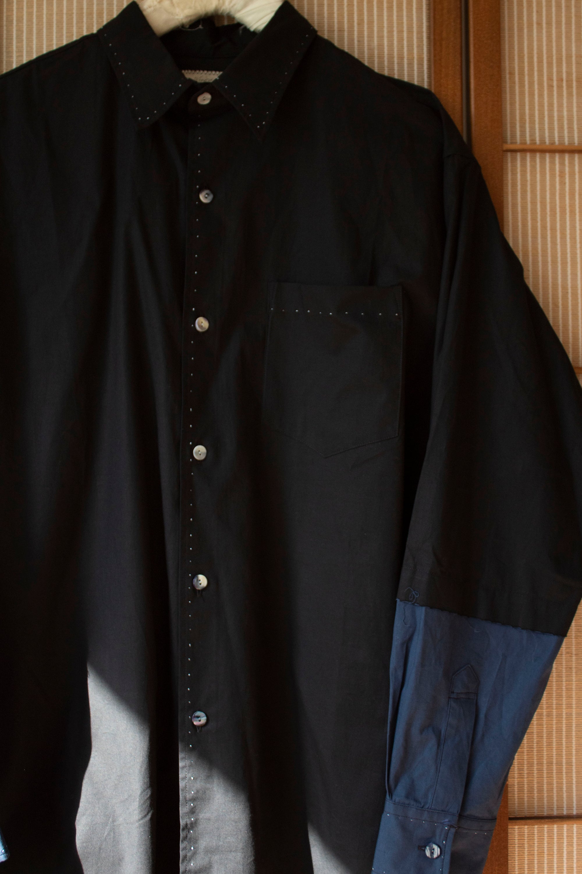 N° 296 paneled sleeve shirt - sumi black/umi blue - M