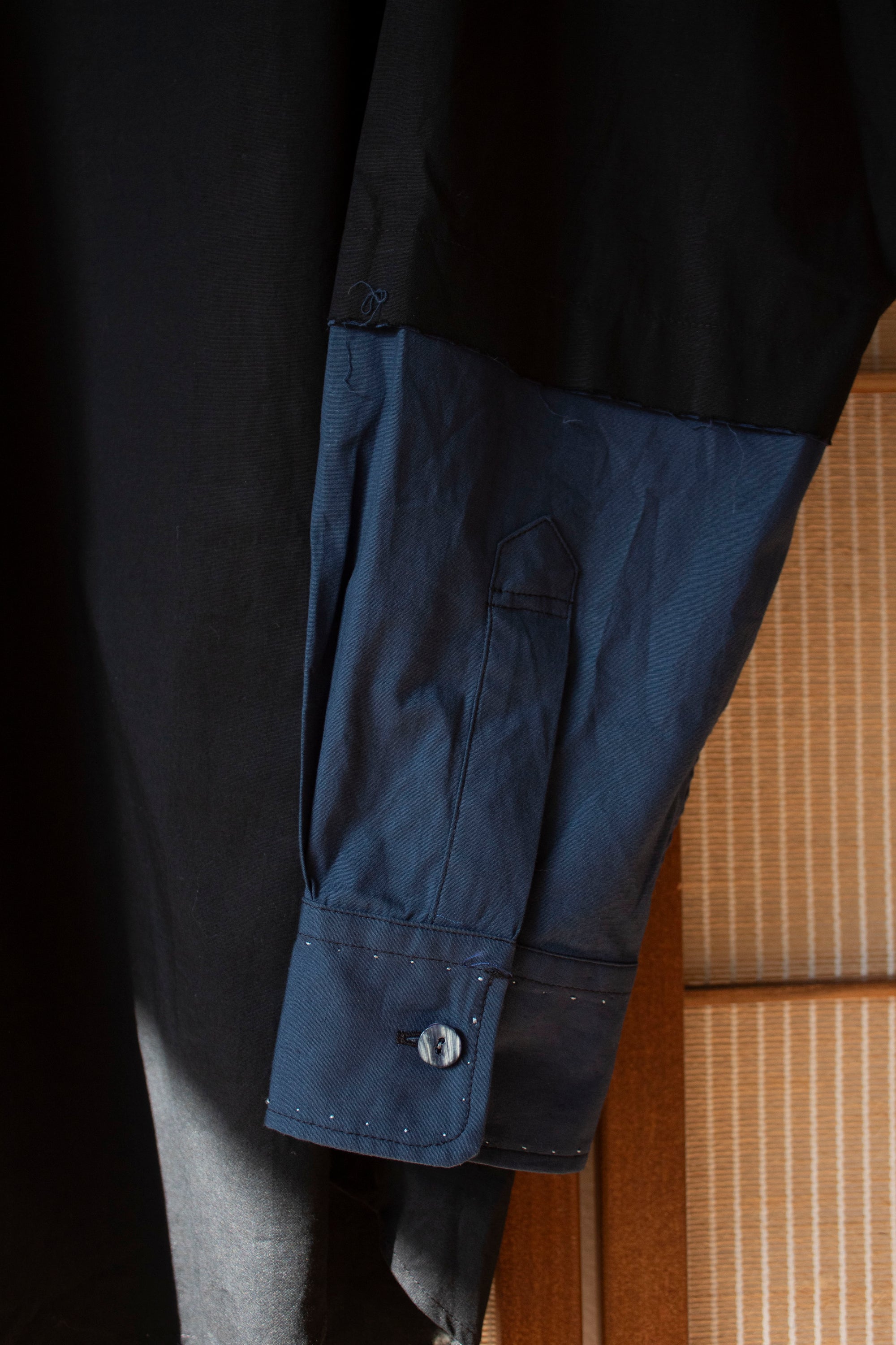 N° 296 paneled sleeve shirt - sumi black/umi blue - M